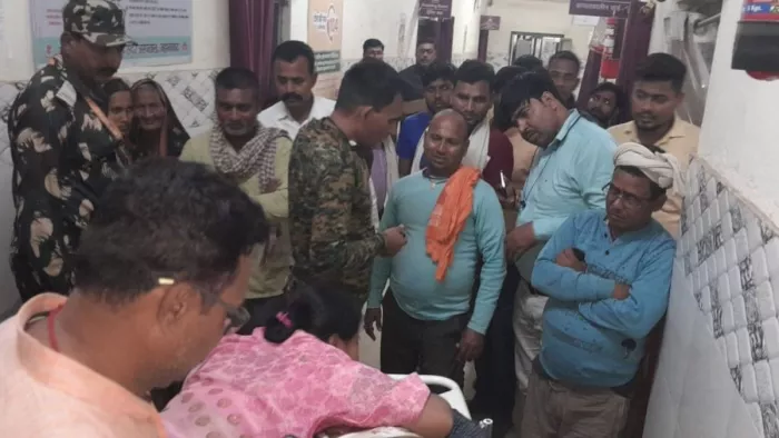 सदर अस्पताल में शव से लिपटकर रोते स्वजन