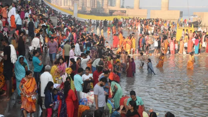 Photos: नहाय-खाय के साथ आरंभ हुआ छठ महापर्व, घाटों पर उमड़ी भीड़ ने लगाई आस्था की डुबकी