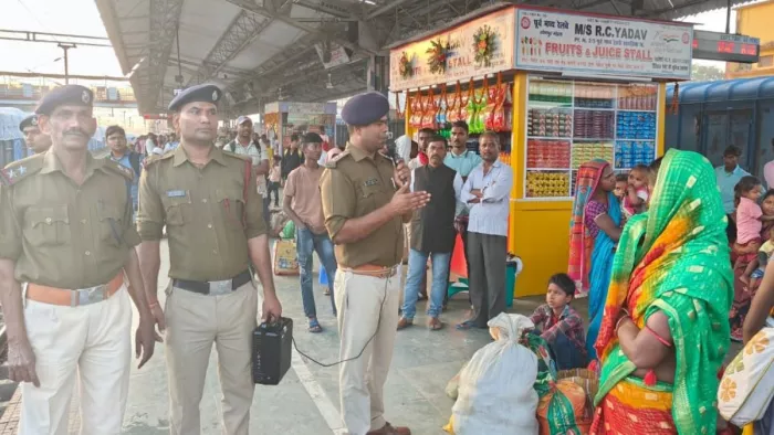 खगड़िया स्टेशन पर लोगों को जागरुक करते आरपीएफ अधिकारी