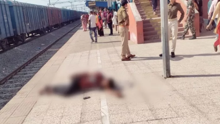 चलती ट्रेन के शौचालय में अधेड़ की हत्या, कांच से काटा शरीर; दहशत में यात्रियों ने साधी चुप्पी