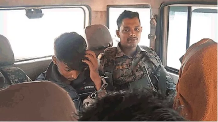दुष्कर्म के आरोपित को गिरफ्तार कर जेल ले जाती पुलिस।