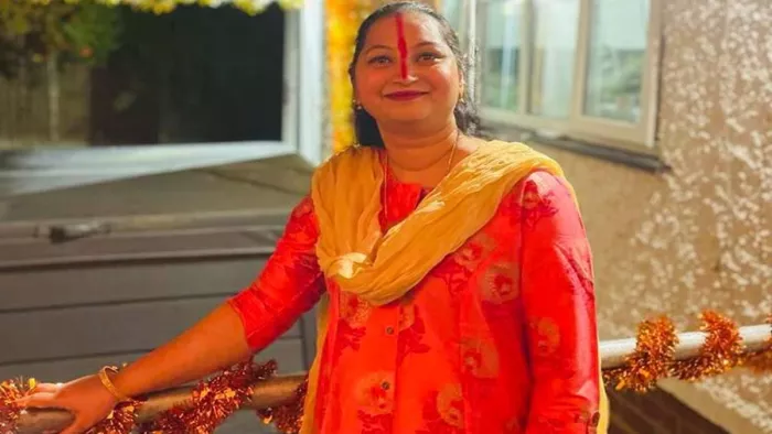 लंदन से छठ करने बिहार आईं रेडियो जॉकी चंदा झा (फोटो-जागरण)