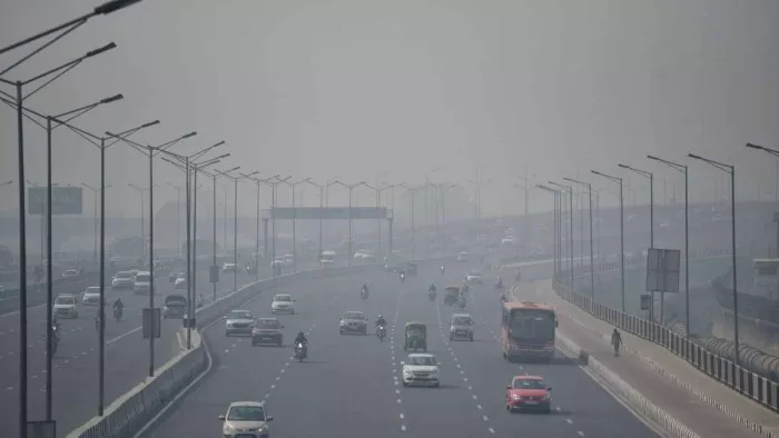 Delhi NCR Air Quality: प्रदूषण की चादर में लिपटी रही दिल्ली, NCR सांस लेने लायक नहीं। (प्रतीकात्मक चित्र)