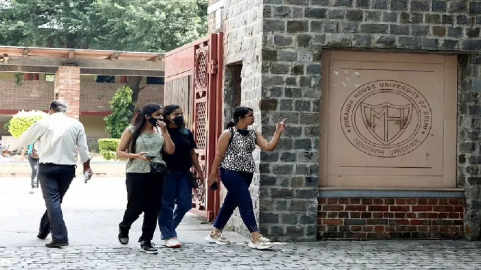 दिल्ली विश्वविद्यालय में छात्र-छात्राओं की सुरक्षा के मद्देनजर सीसीटीवी कैमरे लगाने की योजना अधर में लटक गई है।