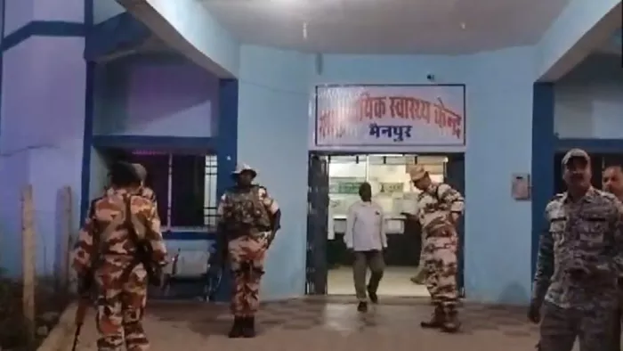 पोलिंग पार्टी पर नकस्ली हमला (फोटो: एएनआई)