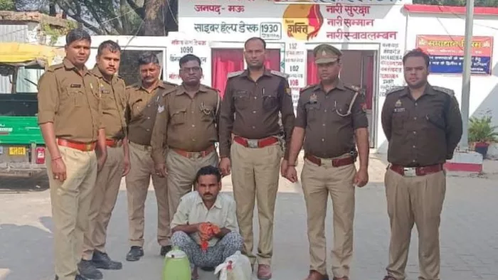कोपागंज थाने में गिरफ्तार आरोपित के साथ आबकारी विभाग की टीम।- जागरण