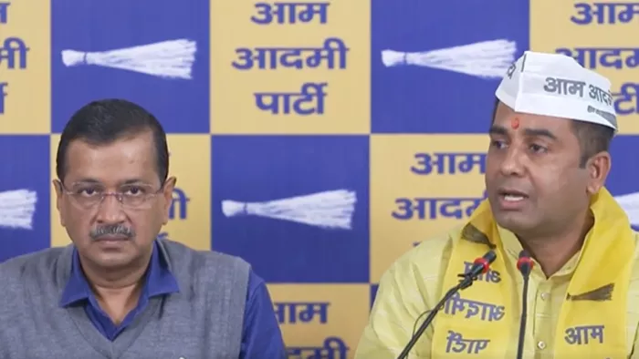 अरविंद केजरीवाल के साथ भाजपा विधायक अनिल झा।