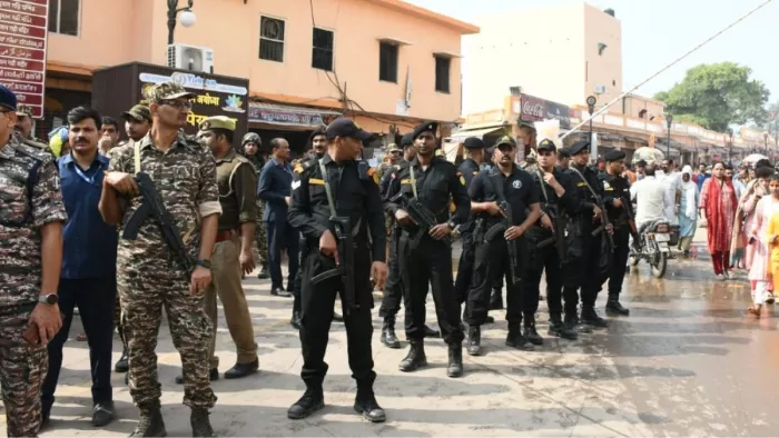 हनुमानगढ़ी की ओर जाने वाले भक्तिपथ पर तैनात कमांडो दस्ता : जागरण