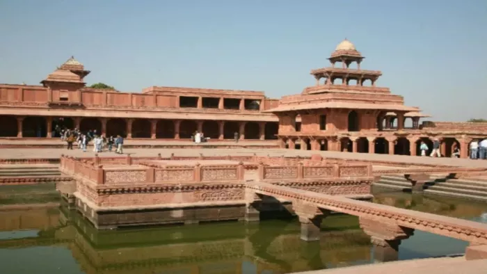 फतेहपुर सीकरी में पर्यटक से दरगाह में जबरन चढ़वाई चाद