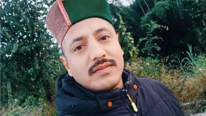 मुकेश ने ब्यास नदी के ऊपर झूले में फंसी महिला की बचाई जान।