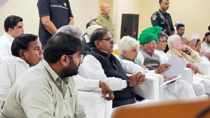 बैठक में मंचासीन पूर्व सीएम ओपी चौटाला व अन्य (जागरण फोटो)