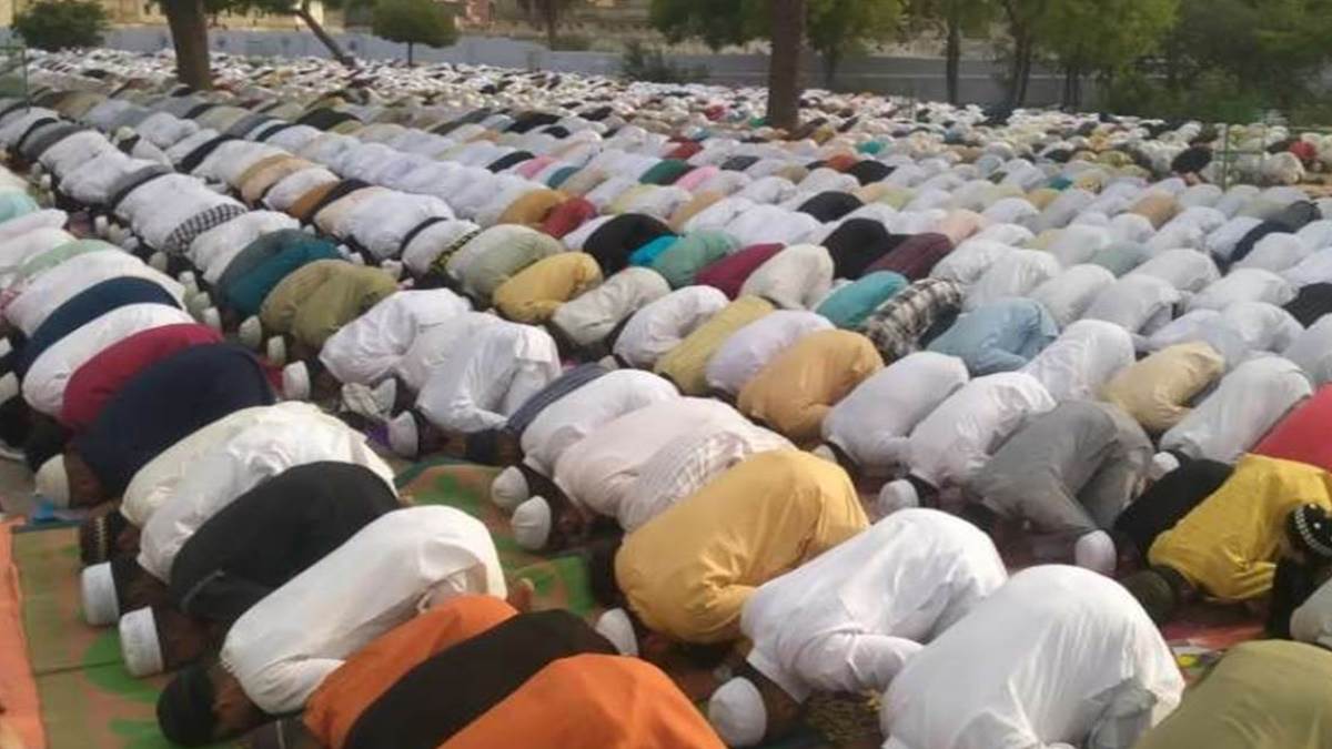 https://www.jagranimages.com/images/newimg/17112024/17_11_2024-namaz_23832773.jpg