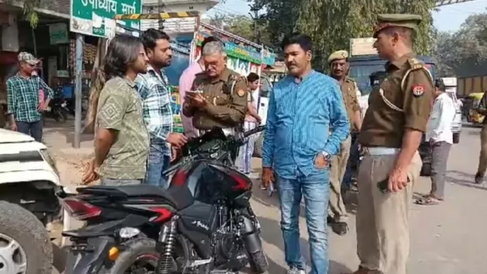Mathura News: मथुरा की सड़क पर जींस और शर्ट पहनकर निकले एसपी ट्रैफिक मनोज कुमार यादव।