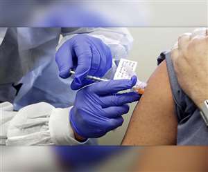 Rising India: वाह ! आपकी सुरक्षा की ख़ातिर &lsquo;इन्होंने&rsquo; कराया ख़ुद पर कोरोना वैक्सीन का ट्रायल !