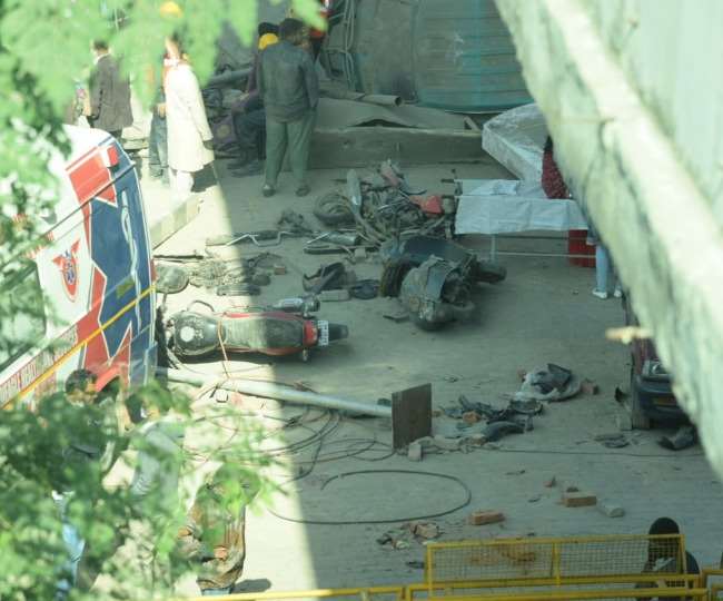 पुल के नीचे किसी बड़ी दुर्घटना की आशंका हुई।