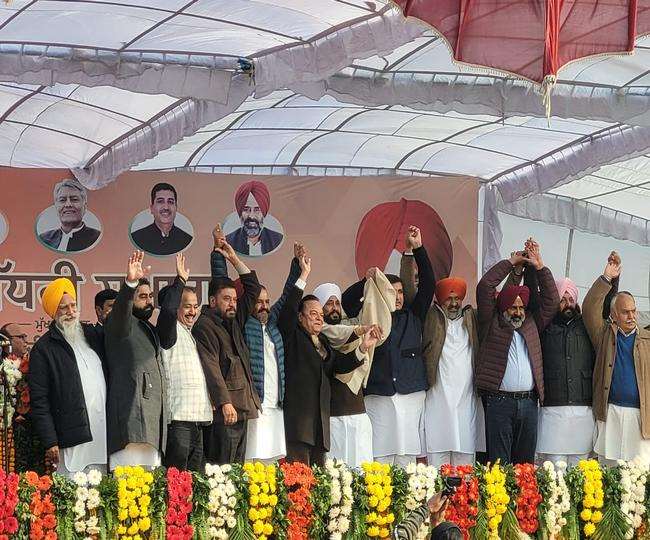 जालंधर रैली के दौरान मंच पर सीएम चन्नी, सुनील जाखड़, हरीश चौधरी, सांसद संतोख चौधरी व अन्य।