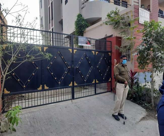 समस्तीपुर, पटना और मुजफ्फरपुर स्थित आवास पर एक साथ हो रही छापेमारी। फोटो- जागरण