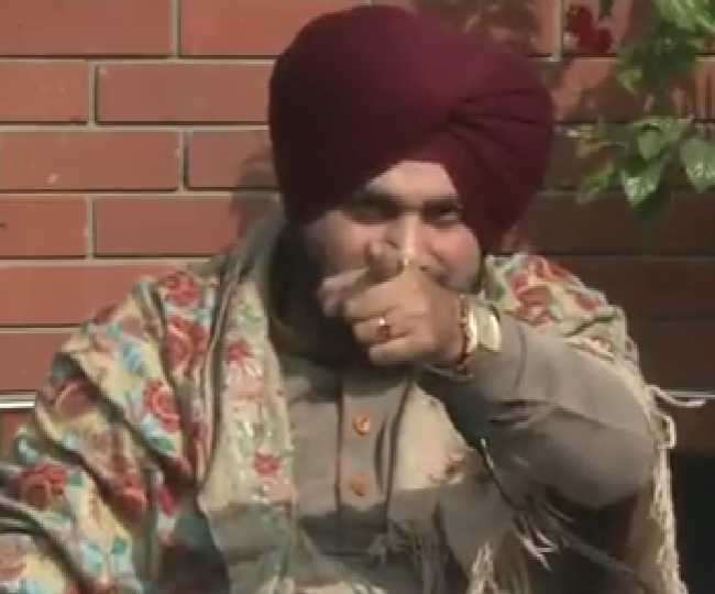 चंडीगढ़ में पत्रकारों से बातचीत करते नवजोत सिंह सिद्धू।