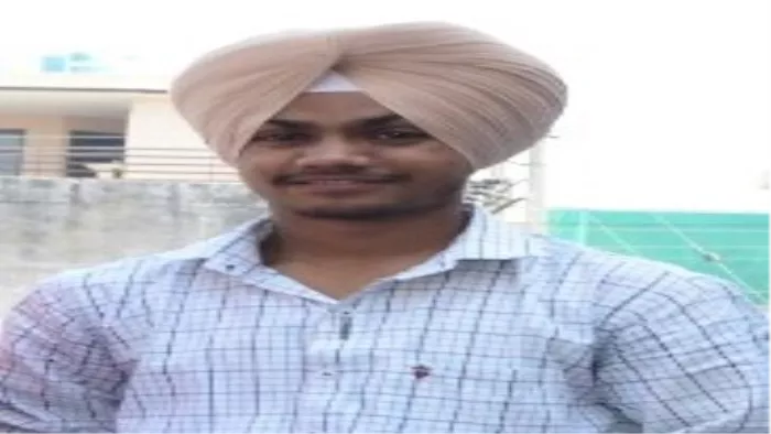 महिंदरा कॉलेज के बीए के विद्यार्थी तेजवीर सिंह को अंग्रेजी में पेपर देने के बाद मिली पंजाबी की डिग्री