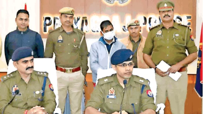 आशीष दीक्षित हत्याकांड का खुलासा करते डीसीपी यमुनानगर सौरभ दीक्षित साथ में एसीपी करछना अजीत सिंह चौहानl -जागरण