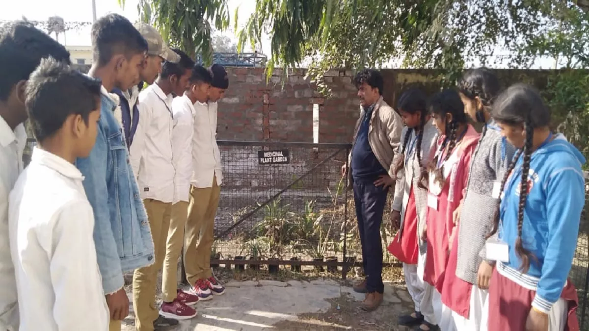 छात्रों को प्रकृति व आयुर्वेद से जोड़ रहे शिक्षक संदीप चौधरी (फोटो जागरण)