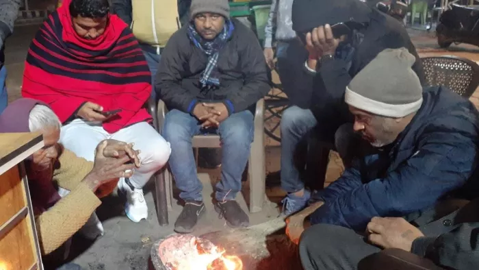 Weather Update: आगरा में रात का तापमान गिरने से ठिठुरन बढ़ रही है।