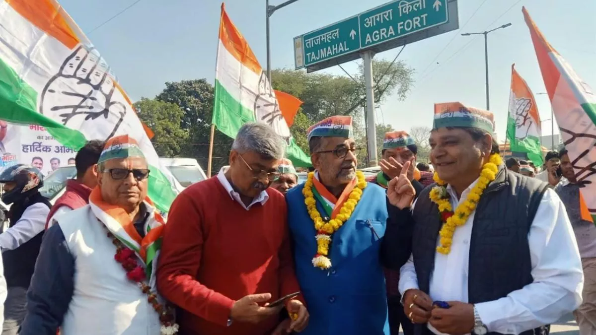 Agra News: कांग्रेस की प्रांतीय भारत जोड़ो यात्रा आगरा में, हाथों में ध्वज थामे चल रहे पार्टी नेता