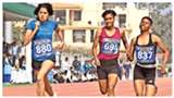 करनाल के कर्ण स्टेडियम में जीत का प्रयास करते धावक।