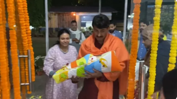 Manoj Tiwari welcomes new Born Daughter at home