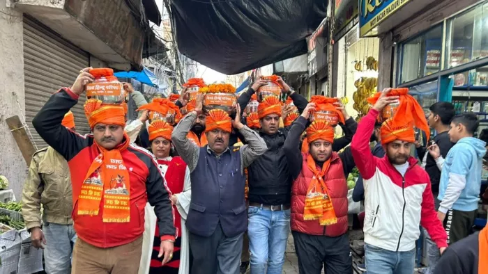 राजौरी पहुंचे अक्षत कलशों को राम मंदिर तक ले जाते विभिन्न हिन्दू संगठनों के सदस्य