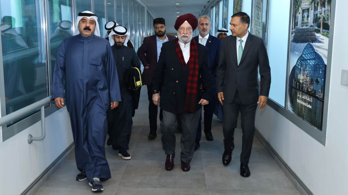 kuwait union minister hardeep puri attended the funeral of sheikh nawaf