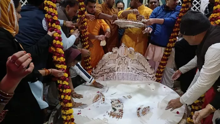 निधिवन राज मंदिर में ठाकुर बांकेबिहारी की प्राकटयस्थली का हुआ महाभिषेक।