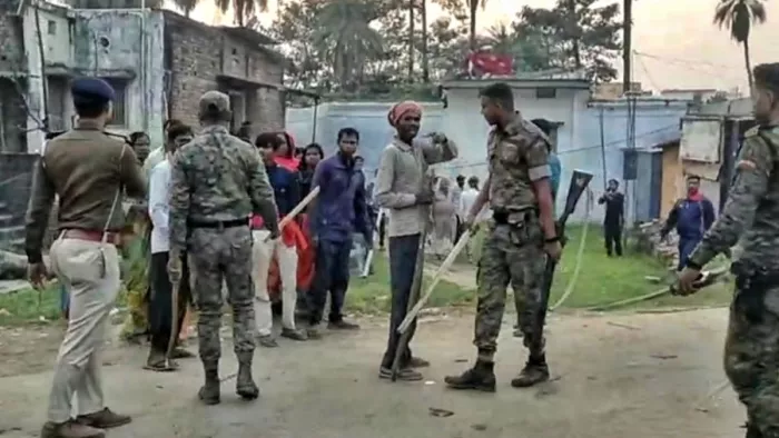 कन्हौली रोड में किशोर की मौत पर जाम किए लोगो पर लाठी चार्ज करती पुलिस। जागरण