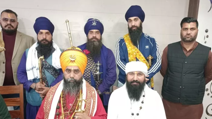 बाबा हरजीत सिंह रसूलपुर पत्रकारों से बातचीत करते हुए और साथ में कथावाचक राजेश्वानंद जी
