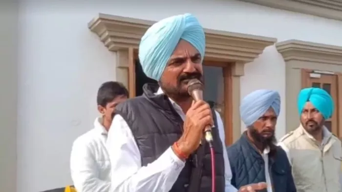 दिवंगत पंजाबी गायक सिद्धू मूसेवाला के पिता बलकौर सिंह संबोधित करते हुए