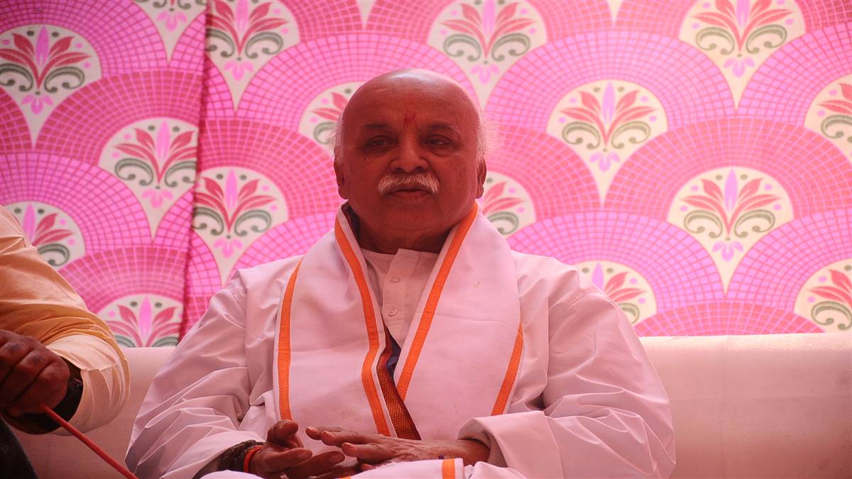 ncr doctor pravin togadia addresses key issues in sahibabad population decline bangladeshi infiltration and hindu unity