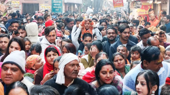 वृंदावन के ठाकुर बांकेबिहारी मंदिर में सोमवार को दर्शन के लिए पहुंचे श्रद्धालुओं की भीड़। - फोटो: जागरण।