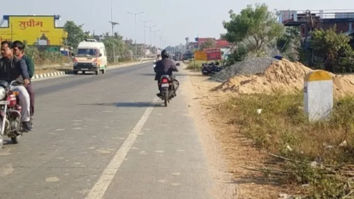 लखनऊ-वाराणसी फोरलेन पर संभलकर चलाएं वाहन। (तस्वीर जागरण)