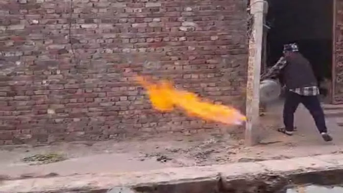 सोनीपत में गेल गैस की पाइप में आग लगने से हड़कंप मच गया। जागरण फोटो