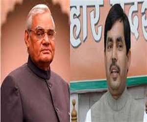 पूर्व प्रधानमंत्री अटल बिहारी वाजपेयी और शाहनवाज हुसैन की फाइल फोटो।