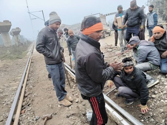 10 घंटे बंद रही हुलासनगरा रेलवे क्रासिग, डायवर्जन व्यवस्था फेल