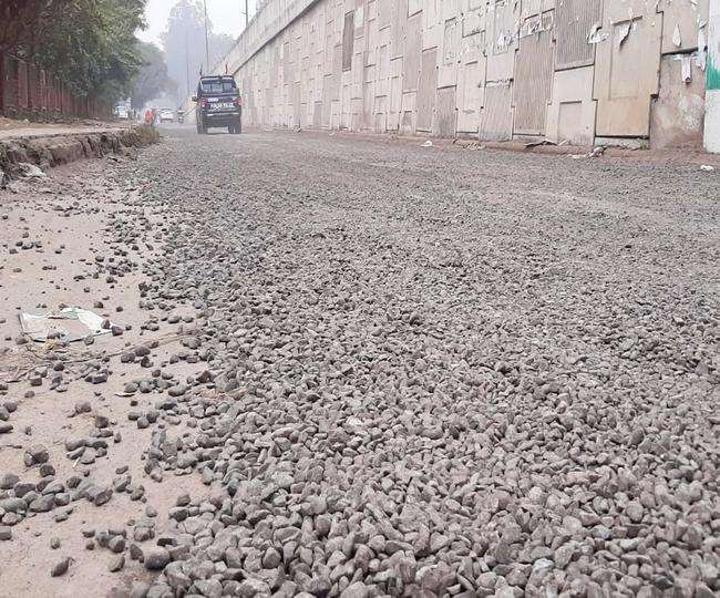 जालंधर में लायलपुर खालसा कालेज फार वुमन के आगे बनी सड़क का बुरा हाल। जागरण