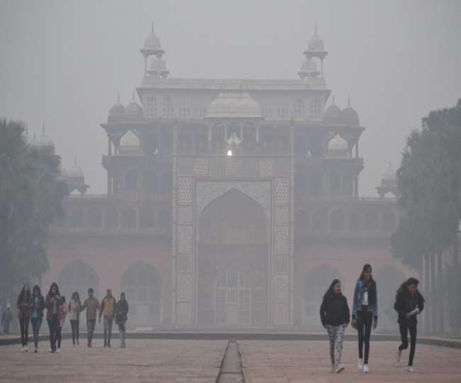 Weather in Agra Today: आगरा में सिकंदरा पर मंगलवार सुबह इस तरह का नजारा रहा।
