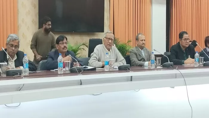 समारोह के बारे में जानकारी देते उपस्थित अधिकारी