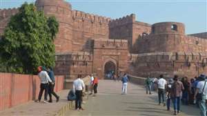 Agra Fort: आगरा किला में झंडे के साथ प्रवेश से रोकने पर विवाद।