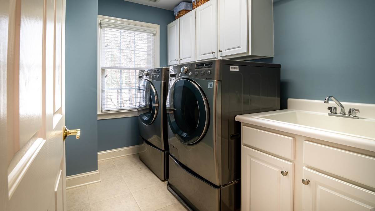 कड़ाके की सर्दी में Front Load Washing Machine के दाम लुढ़के, रिपब्लिक डे सेल पर मिल रहा तगड़ा ऑफर