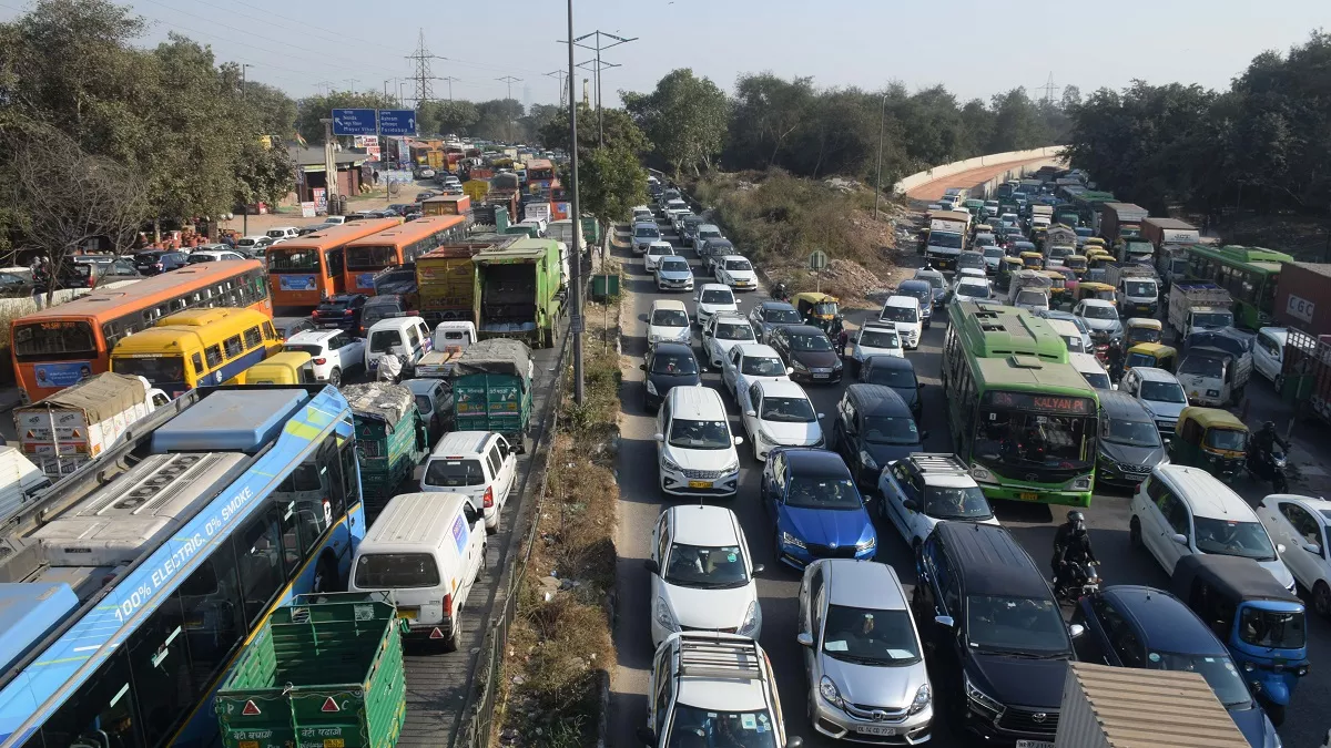 Delhi Ashram Flyover: सराय काले खां-आश्रम मार्ग पर पूरे दिन रहा जाम, यात्री परेशान; यातायात का बढ़ा दबाब