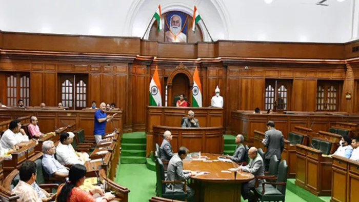 दिल्ली विधानसभा में नोटों की गड्डी लेकर पहुंचे AAP विधायक, कहा- मुझे खरीदने की कोशिश हुई