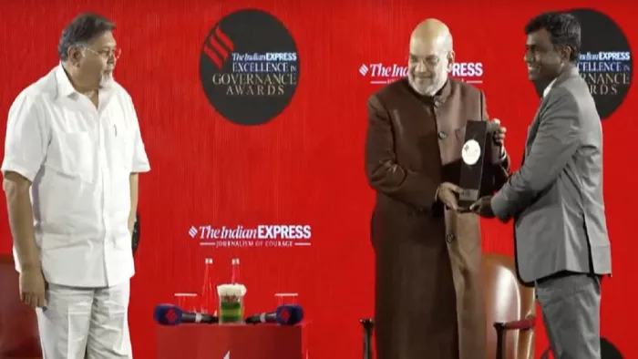 दिल्ली में केंद्रीय गृह मंत्री अमित शाह से एक्सीलेंस इन गर्वनेंस अवार्ड लेते देवघर उपायुक्त मंजूनाथ भजंत्री