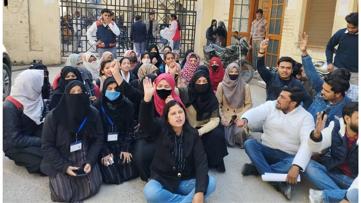 Moradabad News: हिंदू कालेज में बुर्का पहनकर आईं छात्राओं को नहीं दिया प्रवेश, धरना देकर जताया विरोध